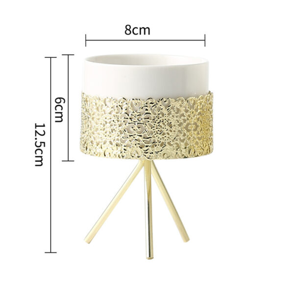 White ceramic pots in a modern size comparison view